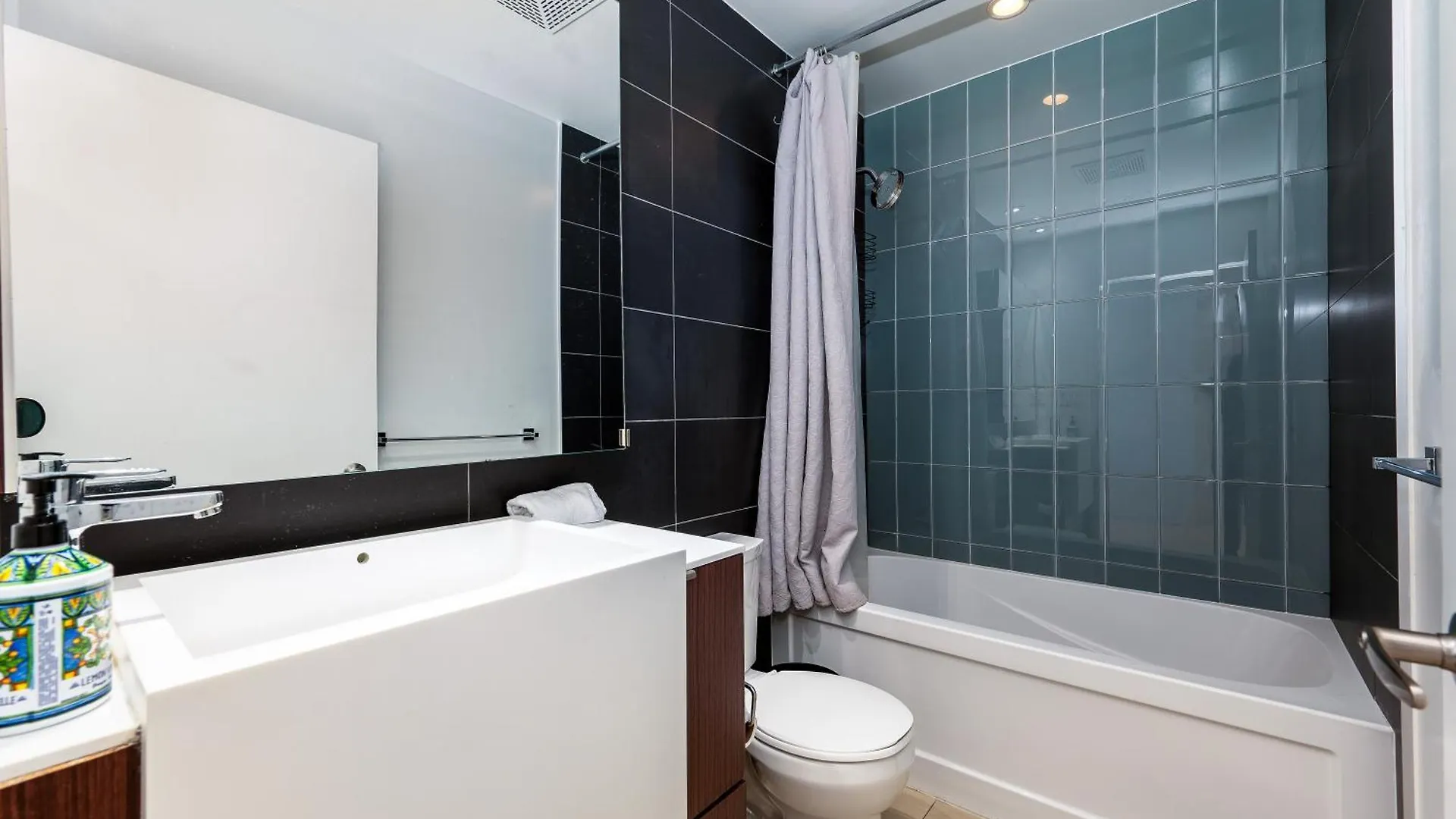 Penthouse Paradise - Downtown Toronto - Pool & Gym Canada